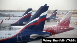 "Aeroflot" və "Rossiya" aviaşirkətlərinin sərnişin təyyarələri Şeremetyevo hava limanında dayanıb.