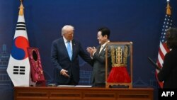 دونالد ترامپ در کنار لی جه میونگ، رئیس‌جمهور کره جنوبی در مراسم دریافت نشان افتخار و نسخه‌ای از تاج پادشاهان شیلا