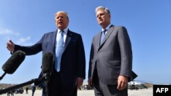 دونالد ترامپ (چپ) همراه با رابرت اوبراین، مشاور جدید امنیت ملی آمریکا، در لس‌آنجلس