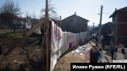 Чеизът на булката се изнася навън, за да може всеки да види какво ще занесе момичето в къщата на момчето.