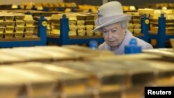 Британи -- Британин Паччахь Элизабет ШолгIаниг бIаьрг тухуш ю Лондонерчу Bank of England-банкехь латточу дешина, 13ГIур2012