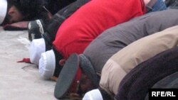 "Жиҳодчилар" деб аталаётган ҳамда давлат мулозимлари ва расмий диний ходимларга қарши суиқасд уюштиришга ҳаракат қилганликда гумонланаётган сирдарёлик диндорлар, яқинларининг айтишларича, бировга озор бермайдиган оддий намозхонлар бўлган.