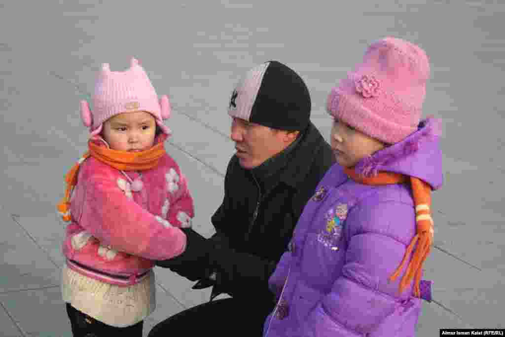 Холодно. Папа пытается согреть ручки доченьке.