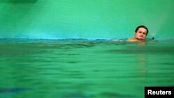 Германский спортсмен Патрик Хаусдинг в бассейне, в котором позеленела вода. Рио-де-Жанейро, 13 августа 2016 года.