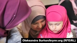 Qırımlı siyasiy mabüs Vadim Siruknıñ büyük qızı Amina Siruk babasına mektüp yaza