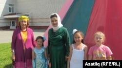 Тубыл Сабантуен оештыручы Фәүрия Шәрипова, җырчы Сәкинә Арангулова балалар янында