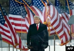 Дональд Трамп выступает перед своими сторонниками около Белого дома перед их походом на Капитолий. 6 января 2021 г.