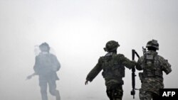 Азербайджан – Азербайджанские и американские солдаты участвуют в совместных военных учениях НАТО в окрестностях Баку, апрель 2009 г. 