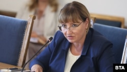 Докладът на правната комисия, с който се предлага отхвърляне на ветото, беше прочетен от председателката ѝ Анна Александрова от ГЕРБ