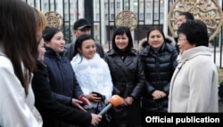 Отунбаева акциянын катышуучулары менен жолугушуу маалында