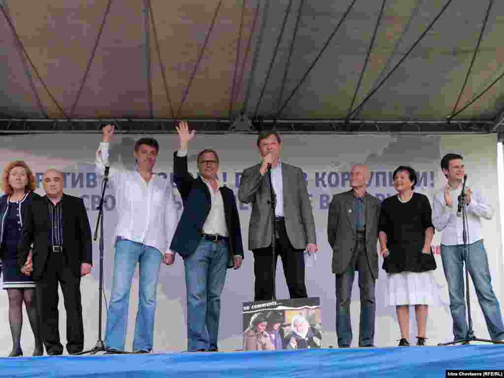 В центре Москвы прошел митинг  под лозунгами "России - Да! Путину - Нет!", "Пора менять власть!" и "За честные выборы".