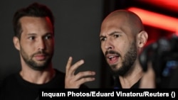 «Ми прибули, щоб довести свою невинуватість, тому що ми заслуговуємо на наш день у суді», – заявив старший Тейт (праворуч) журналістам біля свого будинку в місті Волунтарі поблизу Бухареста