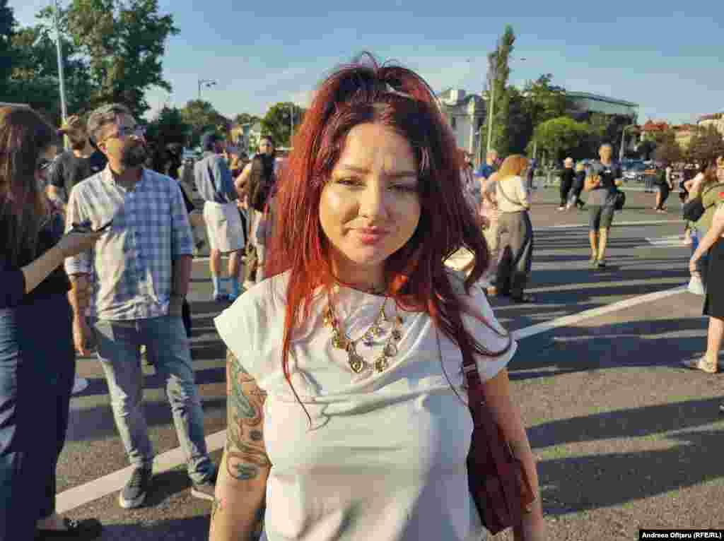 «Ми прийшли сюди, тому що було багато розчарувань», – розповіла Радіо Свобода 32-річна учасниця акції протесту Авін Арабо.«Занадто багато жінок страждають від домашнього насильства, ми хочемо, щоб інституції виконували свою роботу і діяли належним чином у кожному конкретному випадку»