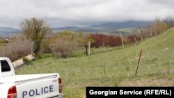 По словам российских рабочих, к местам проведения работ на полицейской машине подвезли трех человек, которые назвались жителями близлежащего грузинского села Дици