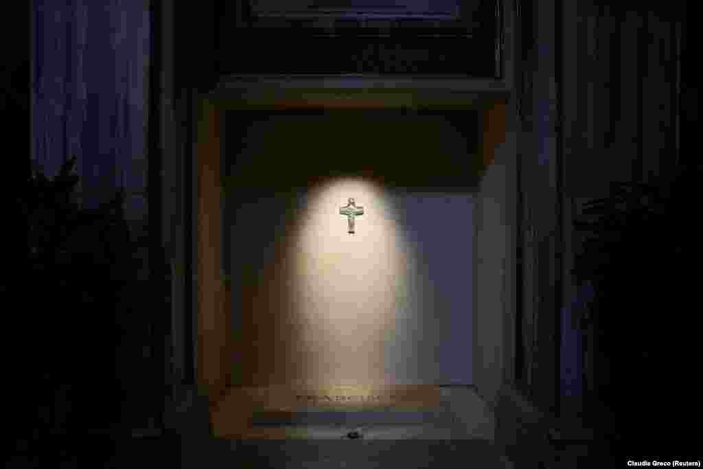 Цветок возлагают к могиле покойного Папы Франциска в папской базилике Святой Марии Маджоре (Санта-Мария Маджоре) в Риме, Италия, 27 апреля 2025 г. REUTERS/Claudia Greco