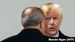 Президент США Дональд Трамп беседует с президентом Турции Реджепом Тайипом Эрдоганом в Колоннаде перед встречей в Овальном кабинете Белого дома в Вашингтоне, округ Колумбия. США, 13 ноября 2019 года