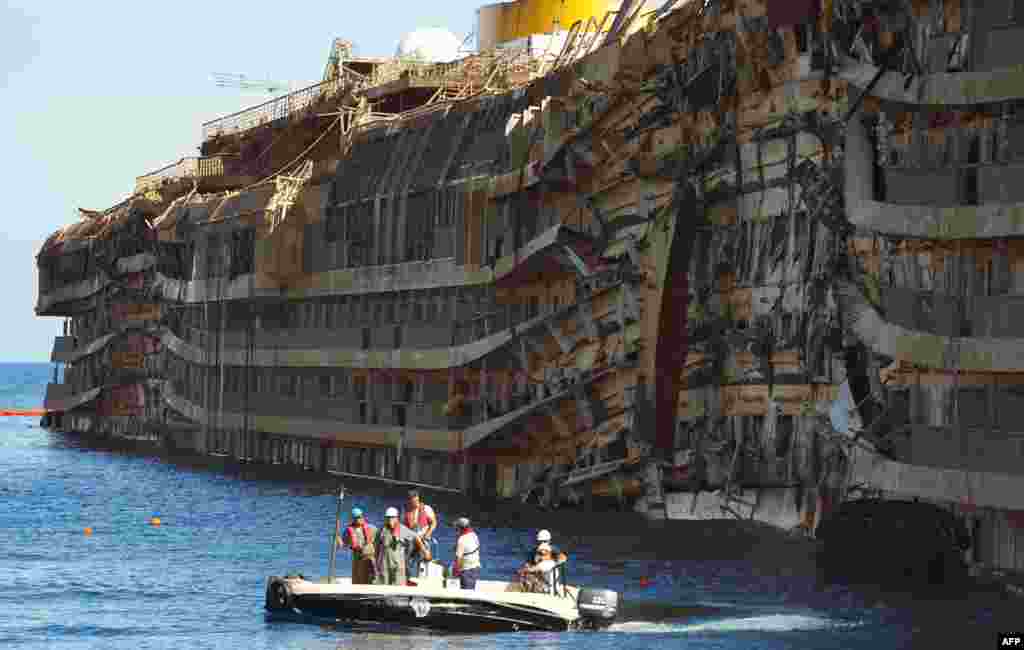 В Італії завершили операцію підйому лайнера Costa Concordia. Операція тривала 19 годин. За цей час учасникам процесу вдалося перемістити судно вагою 114,5 тонн із дна на спеціальну платформу. Донині спеціалістам із підйому затонулих суден не доводилося мати справу з лайнером таких розмірів. 18 вересня 2013 року