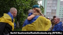 Із полону РФ повернули військових та медиків з Маріуполя. Перші емоції (фотогалерея)