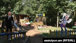 Վլադիմիր Պուտինի և «Դե սպասիր» մուլտսերիալի հերոս գայլի ստվարաթղթե պատկերները վանաձորյան խաղահրապարակում