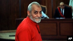 محمد بدیع، رهبر گروه اخوان المسلمین مصر، در جلسه دادگاه سال ۲۰۱۵