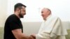 Президент України Володимир Зеленський (ліворуч) зустрічається з папою Римським Франциском під час саміту G7 в Італії, 14 червня 2024 року