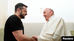 Президент України Володимир Зеленський (ліворуч) зустрічається з папою Римським Франциском під час саміту G7 в Італії, 14 червня 2024 року