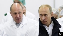 Володимир Путін (праворуч) та Євген Пригожин, 2010 рік