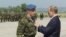 Владимир Путин вручает орден "За военные заслуги", Приштина, 2001 год
