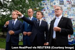 Прем'єр-міністр Польщі Дональд Туск, канцлер Німеччини Фрідріх Мерц, президент Франції Емманюель Макрон та прем'єр-міністр Великої Британії Кір Стармер. Тирана, Албанія, 16 травня 2025 року