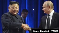 Ռուսաստանի նախագահ Վլադիմիր Պուտինը Վլադիվոստոկում ընդունում է Հյուսիսային Կորեայի առաջնորդ Կիմ Չեն Ընին, ապրիլ, 2019թ.
