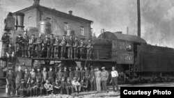 Первый выпуск Аткарского ФЗУ. Паровоз серии "Э", на котором работают герои Андрея Платонова. Аткарск, 1932 