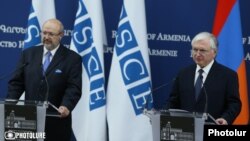 Генсек ОБСЕ Ламберто Заньер (слева) и глава МИД Армении Эдвард Налбандян на совместной пресс-конференции, Ереван, 30 мая 2017 г․     