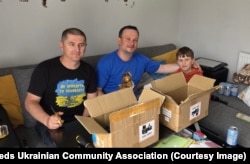 ویاچسلاو سمینیوک (چپ) به همراه یکی از داوطلبان دیگر در حال جداسازی قطعات سیگارهای الکترونیکی یکبار مصرف.