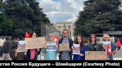 Участники акции протеста против приезда российской делегации, Женева, 28 июля, 2025 г.