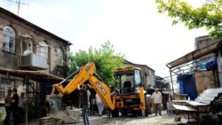 Ֆիրդուսու տոնավաճառը, այնուամենայնիվ, քանդվեց