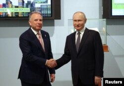 Посланець президента США Дональда Трампа Стів Віткофф тисне руку очільнику Росії Володимиру Путіну у Санкт-Петербурзі. Росія, 11 квітня 2025 року