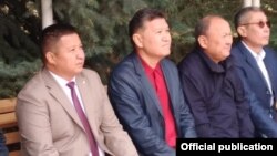 Кирсан Илюмжинов (ортодо кызыл көйнөкчөн) Таластагы сапары учурунда. 