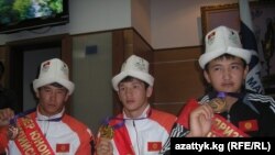 Сингапурдагы олимпиадалык оюндардын жеңүүчүлөрүн  Бишкекте чоң салтанат менен тосуп алышты. Жаштардын 1-олимпидасында грек-рим күрөшүнөн Урматбек Аматов алтын медаль, Шадыбек Сулайманов коло жана дзю-дочу Болотбек Токтогонов коло медаль жеңип алышты.