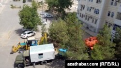 Ýaşaýyş jaýlary suw bilen üpjün edýän turbalar bejerilýär, Aşgabat, iýul, 2021