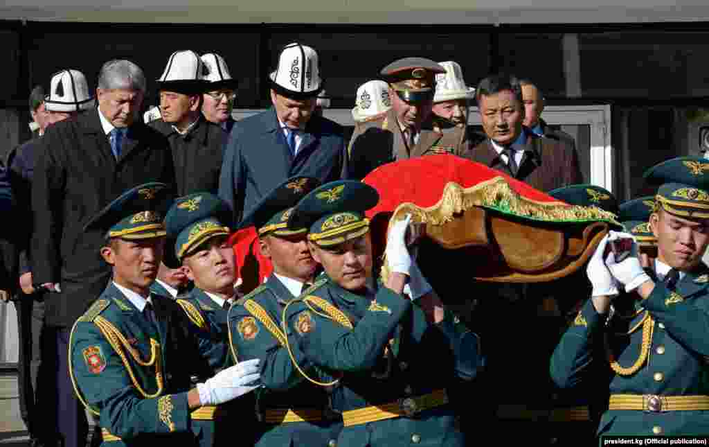 Маркум вице-премьер-министр Темир Жумакадыровдун сөөгү &ldquo;Ала-Арча&rdquo; мамлекеттик көрүстөнүнө коюлду.