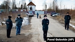 Ռուսաստան - Ոստիկանները Վլադիմիրի մարզի Պոկրով քաղաքի թիվ 2 գաղութի մուտքի մոտ, 6-ը ապրիլի, 2021թ․