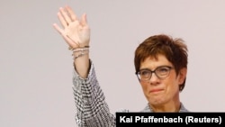 کرامپ کارنباور، ۵۶ ساله، همچون خانم مرکل میانه رو و به دور از زرق و برق است