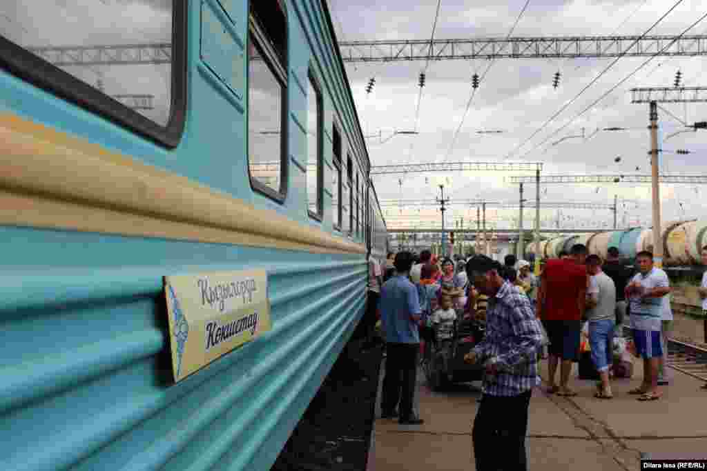 Поезд сообщением Кызылорда - Кокшетау во время стоянки на станции Тюлькубас. Южно-Казахстанская область, 19 июля 2016 года.