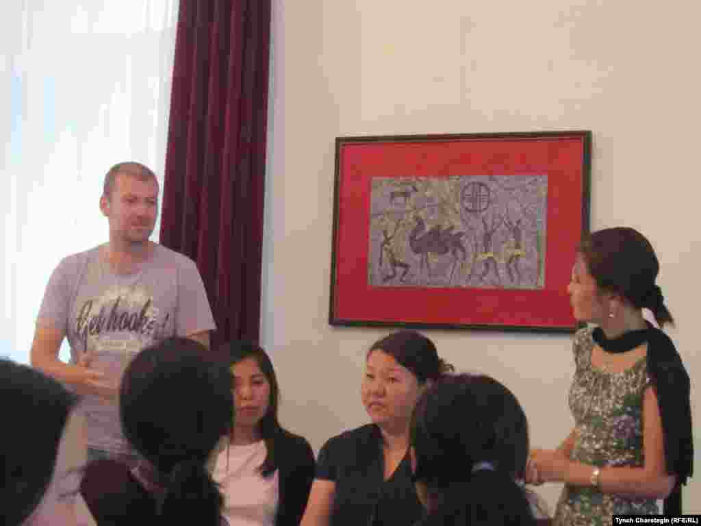 Один из немецких гостей вечера высоко отозвался о демократических процессах в пост-революционном Кыргызстане. - Поминальный вечер, посвященный жертвам трагических событий на юге Кыргызстана в июне 2010 г., был проведен 10 июня 2011 г. в Кыргызском посольстве в г.Берлин (ФРГ). Фото Т.Чоротегина. Радио “Азаттык”. 