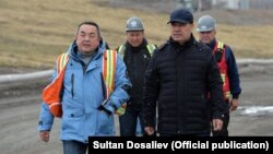 Президент Садыр Жапаров менен "Кумтөр Голд Компанинин" тышкы башкаруучусу Тенгиз Бөлтүрүк алтын кенде, июнь, 2021-жыл.