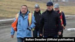 Тенгиз Болтурук и президент КР Садыр Жапарова на Кумторе, июнь 2021 г.