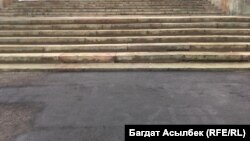 В момент прибытия корреспондента Азаттыка на асфальте перед акиматом уже не было надписи.