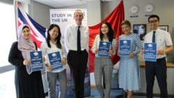 Британ элчиси менен «Чивнинг» программасынын жеңүүчүлөрү, 2019-жылдын август айы. Сүрөт британ элчилигинин «Фейсбуктагы» барагынан алынды.