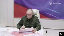 Володимир Путін під час наради з військовими РФ на Курщині, 