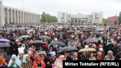 Площадь Ала-Тоо, Бишкек, 24 апреля 2013 года.
